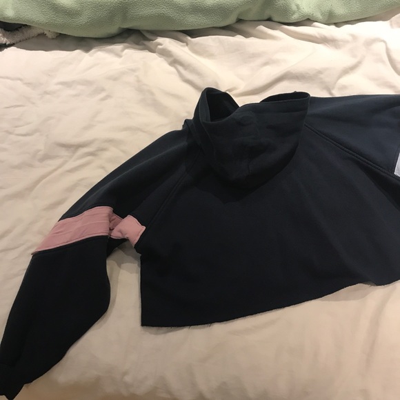 Oversized Cropped Hoodie 💙💗🤍 - Picture 5 of 7